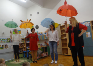 nauczycielki z parasolami